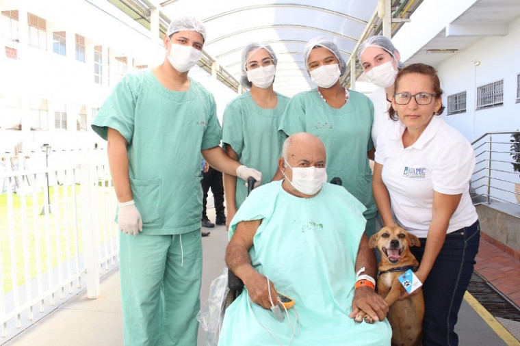 Paciente do Hospital Dom Orione recebeu a visita da sua cachorrinha de estimação.