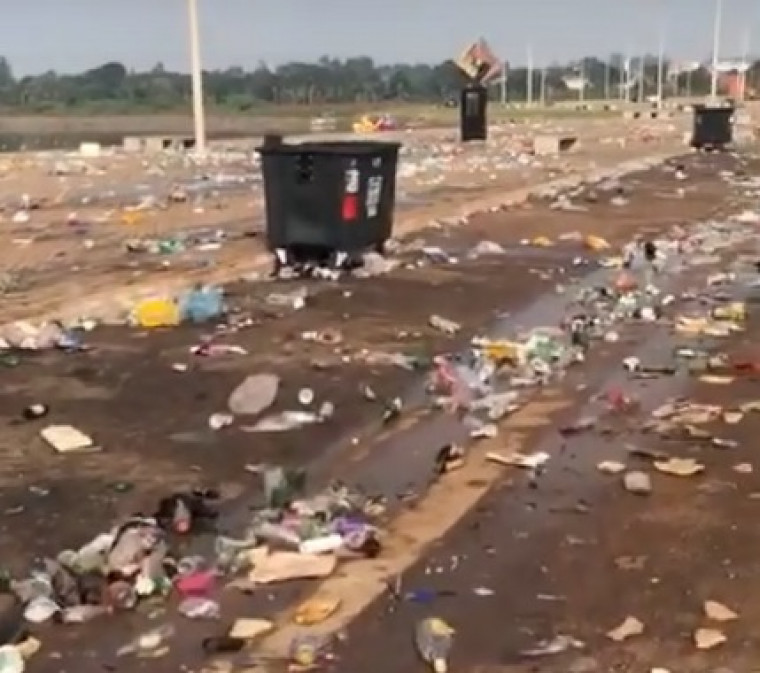 Lixo deixado na Via Lago após evento