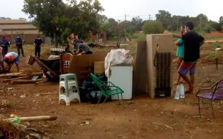 Mais de vinte famílias que ocupavam a área tiveram tempo apenas de retirar seus pertences