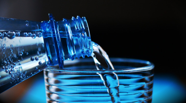 Médico aponta 5 razões para beber muita água