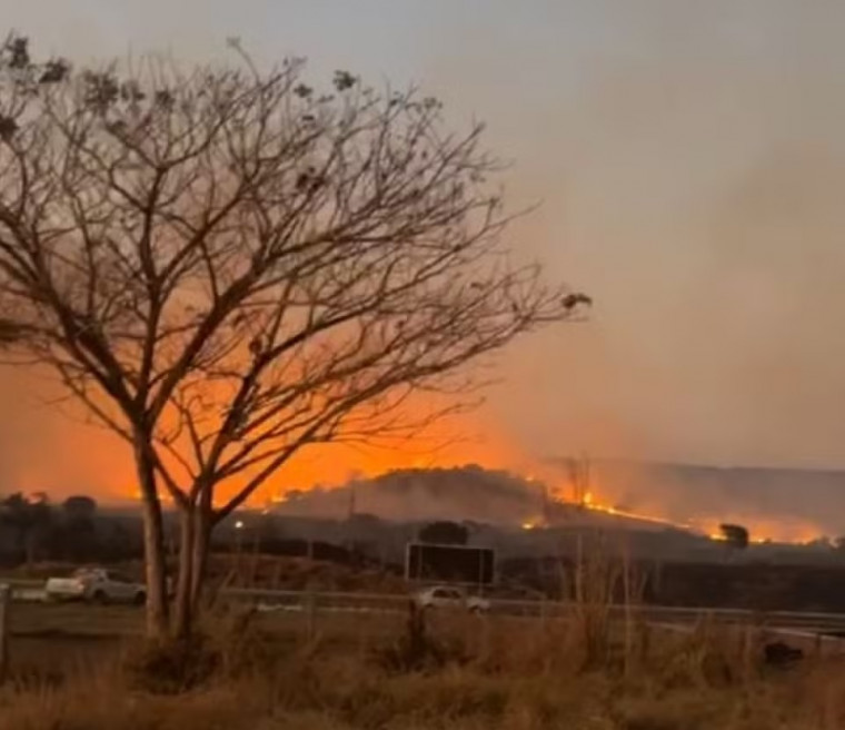 Imagens assustadoras do incêndio que está ocorrendo na região de Araguanã.