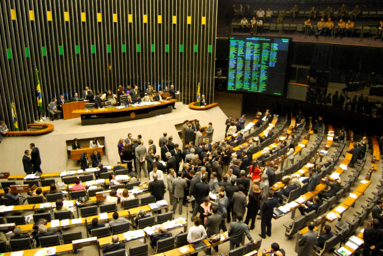 Dos 513 deputados federais do Brasil, somente 30 possuem 100% de presença em todas as sessões