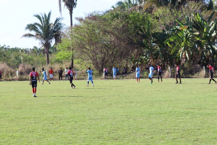 Indígenas durante jogo de futebol