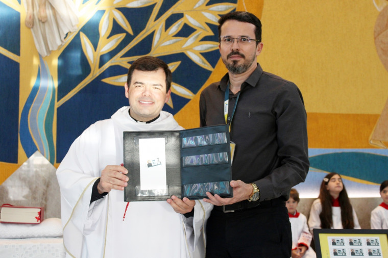 Padre Bruno Rodrigues e o gerente dos Correios de Araguaína, Jarson Coelho, oficializaram o selo.