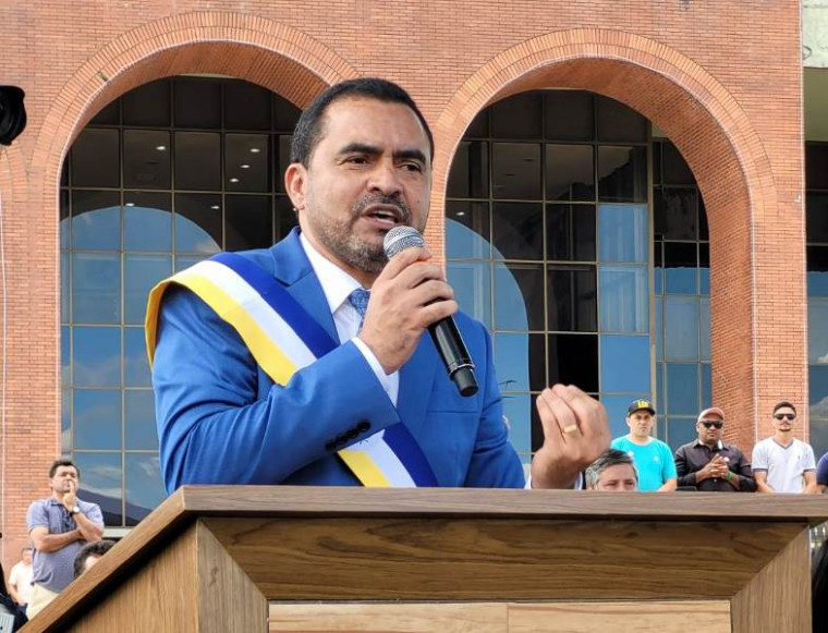 Governador fez pronunciamento em frente ao Palácio Araguaia após tomar posse