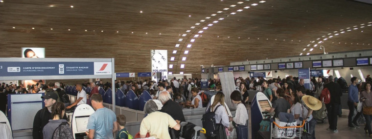 Aeroporto na Europa tumultuado após apagão cibernético.