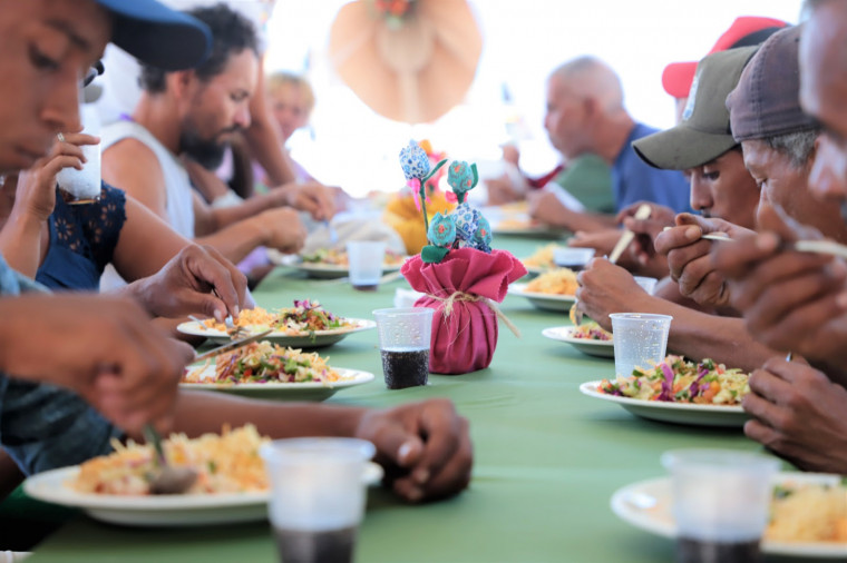 Além da higienização, o local recebeu uma decoração e uma mesa organizada para que todos pudessem almoçar juntos