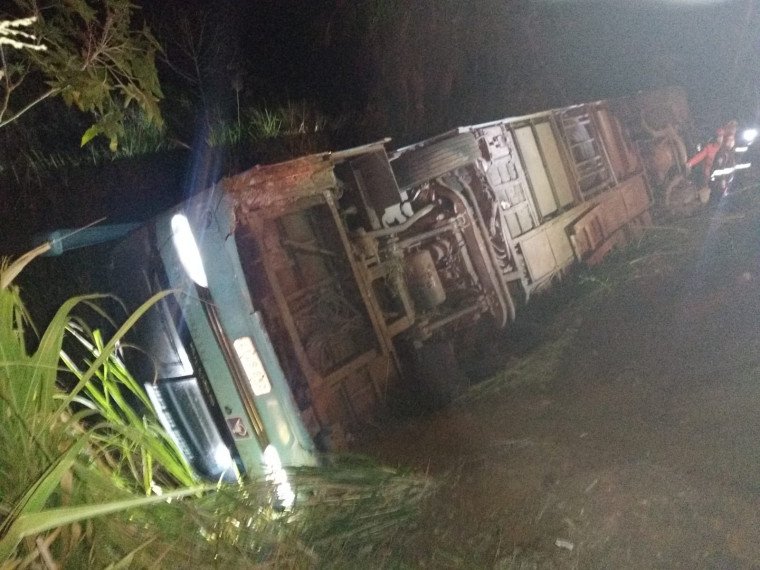 Ônibus ficou tombado às margens da BR3-153 na entrada norte de Araguaína.