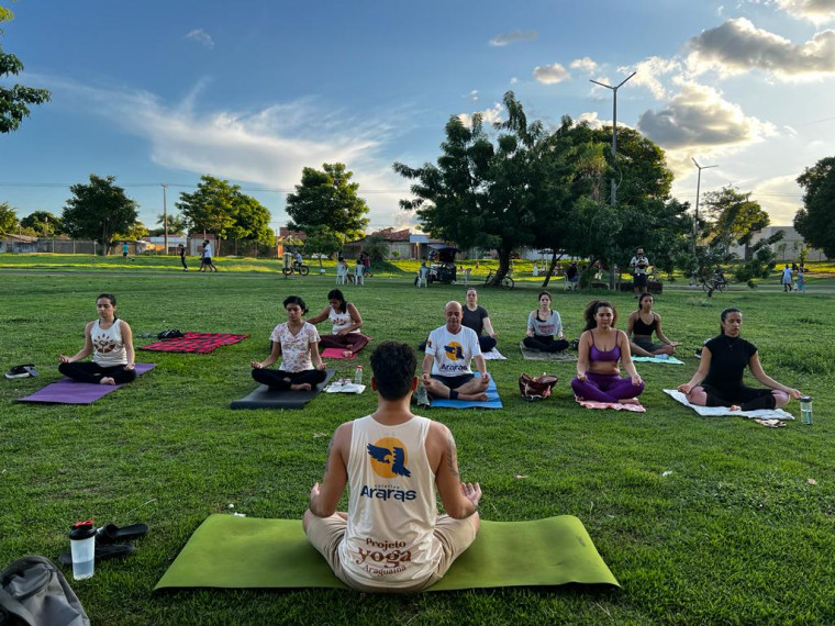 Anderson oferece aulas de yoga de graça no Parque Cimba há mais de um ano.