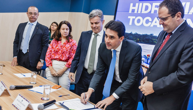 O ministro Sílvio Costa Filho assina e detalha o Acordo de Cooperação Técnica (ACT)