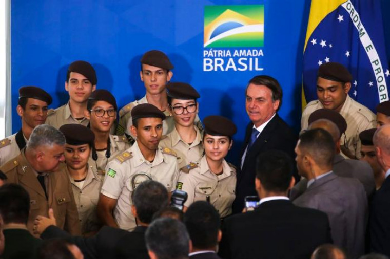 Bolsonaro quer ampliar número de escolas cívico-militares