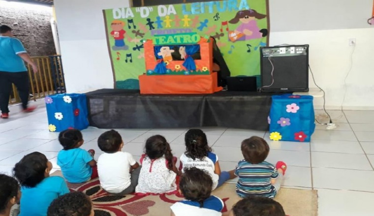 Crianças assistindo apresentações