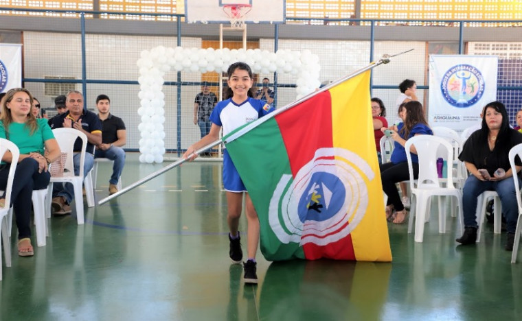 Laura Borges, estudante do 5° ano, com a bandeira de Araguaína