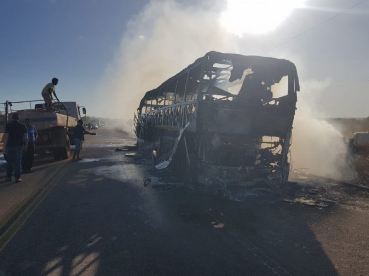 Ônibus que pegou fogo e tinha 27 passageiros.