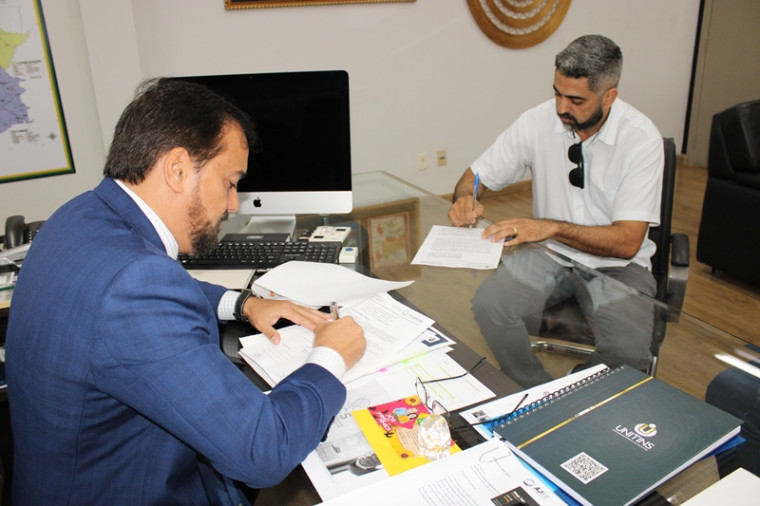 Carlos Humberto Lima e Jonatas Dias Morais assinam contrato de incentivo fiscal