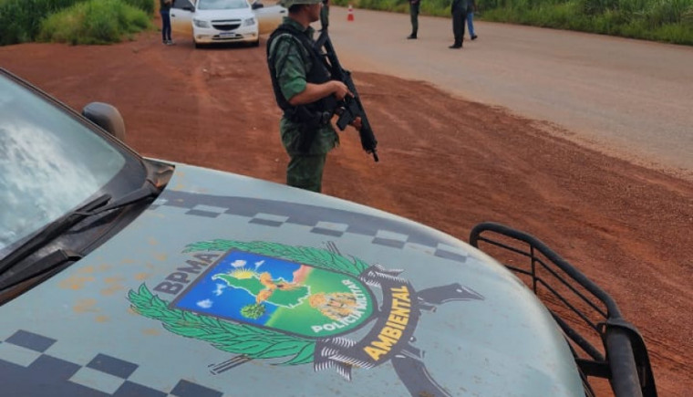 Policiais e agentes durante ação na zona rural de Lagoa da Confusão