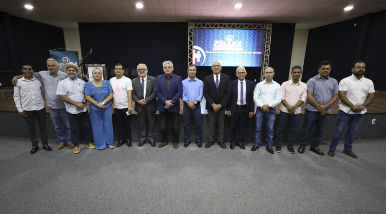 Prefeitos ligados à Primeira Relatoria posam ao lado de conselheiros do Tribunal de Contas do Tocantins