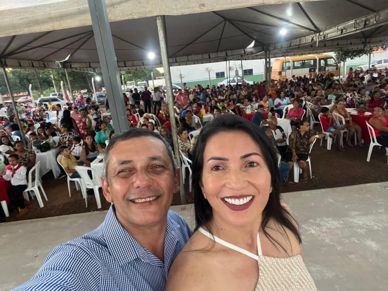 Prefeito e a primeira dama de Piraquê na festa das mães