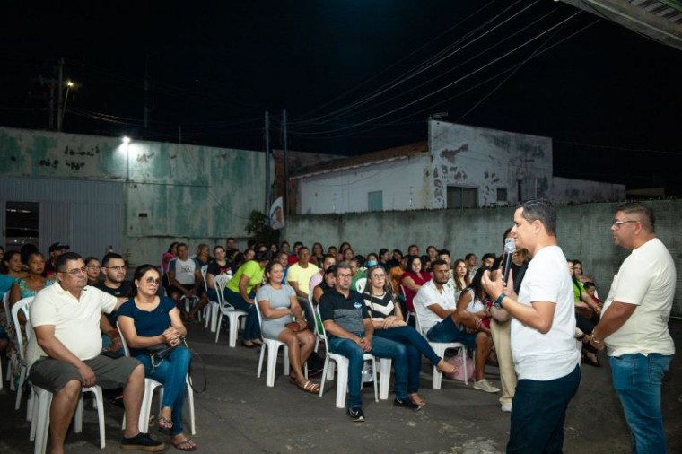 Pré-candidato durante reunião com moradores