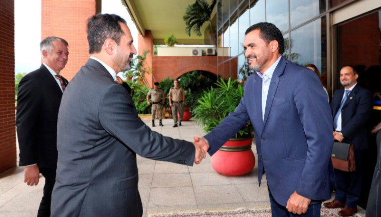 Embaixador do Irã Hossein Gharibi sendo recebido no Palácio Araguaia