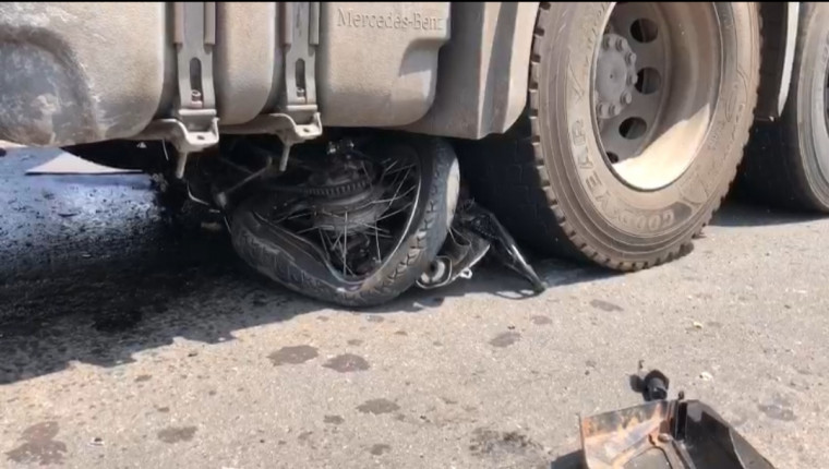 Motocicleta foi esmagada pelo caminhão