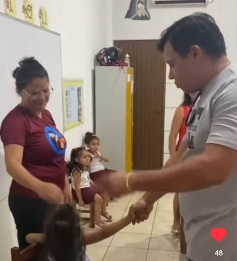 Vereador Claudiel Santos durante visita em uma das escolas