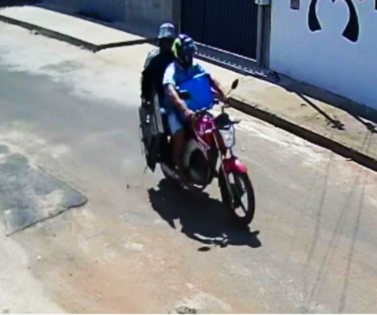 Assaltantes levaram os produtos roubados em uma moto