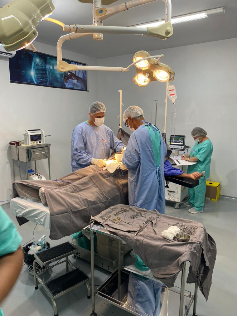 Cirurgia sendo realizada em Cristalândia.