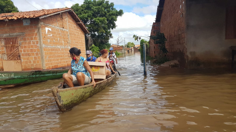 Moradores de São Miguel sendo resgatados de áreas alagadas.