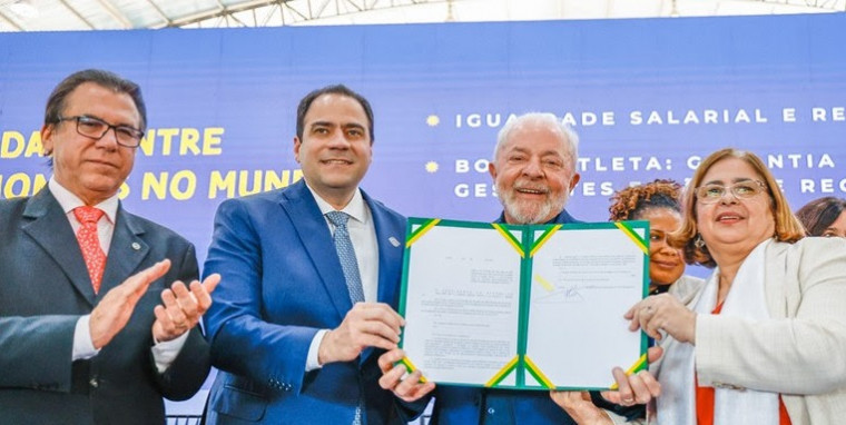 Presidente da OAB e Lula na sanção da nova legislatura sobre assédio.