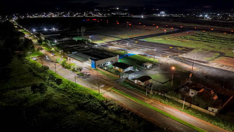 Vista aérea noturna do aeroporto de Araguaína.
