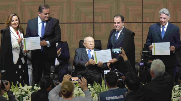 Gomes (esq.) foi diplomado senador junto dos suplentes Siqueira (sentado) e Ogari Pacheco (dir.)