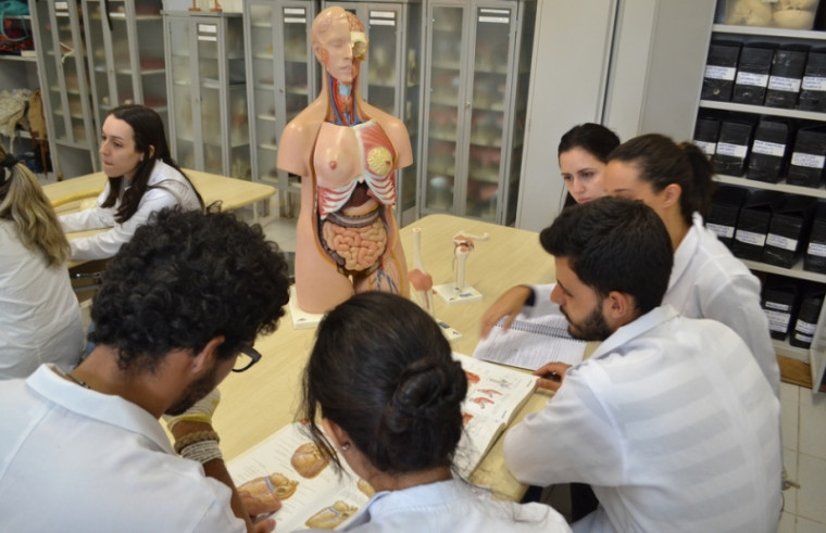 Alunos de Medicina da UFT durante aula de Anatomia
