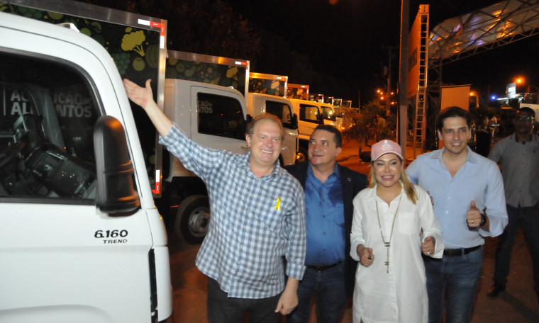 Governador Carlesse entrega caminhões e equipamentos aos municípios tocantinenses