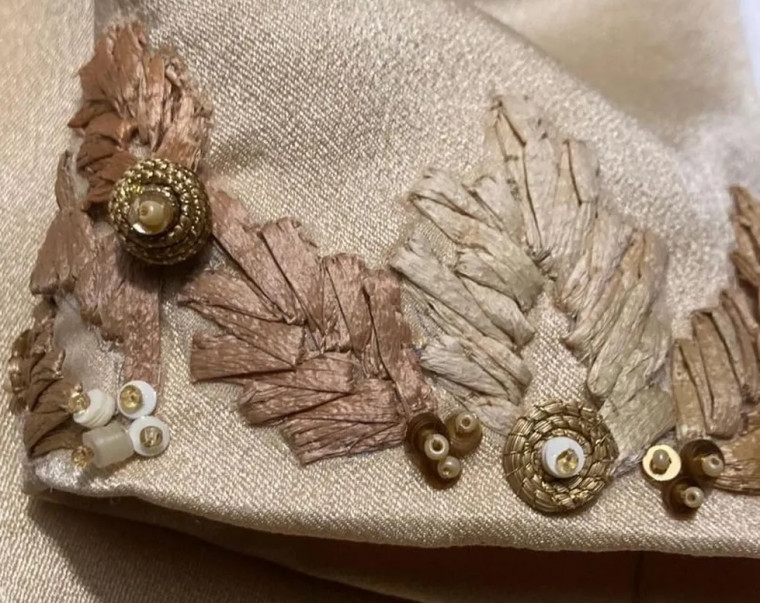 Detalhe da roupa de Janja com as peças em capim dourado.