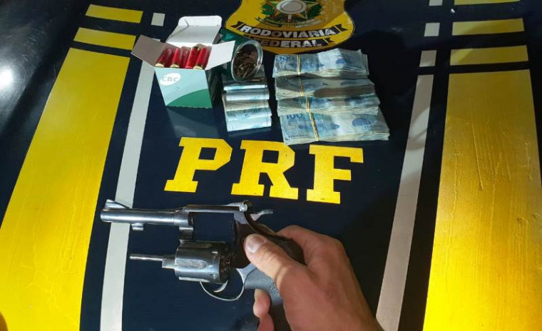 Arma, munições e dinheiro