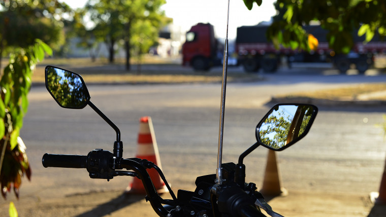 Uso da antena de proteção em motos para evitar acidentes com linha de cerol e chilena