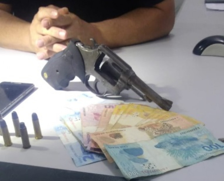 Arma e dinheiro que estavam com o ladrão