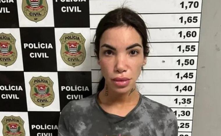 Vitória Guarizo durante fichamento na polícia.
