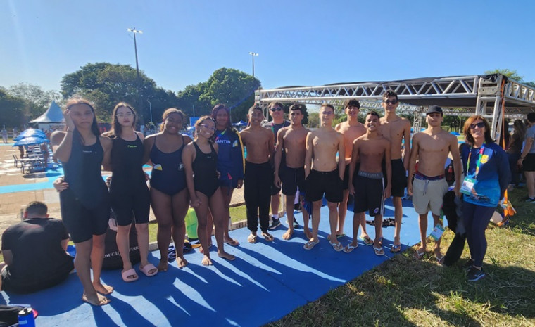 Os 12 atletas da equipe tocantinense de natação e o professor Éder Rabelo