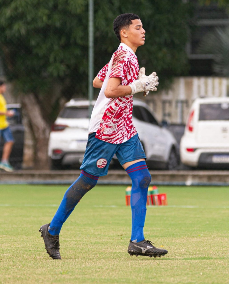 Arthur Conceição Barros se destaca como goleiro profissional