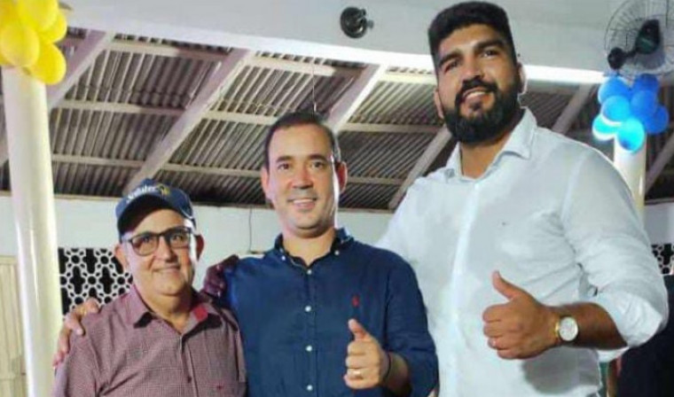 Foto do anúncio da aliança, com Roberto Tolentino, deputado federal Vicentinho Júnior e empresário Douglas Oliveira