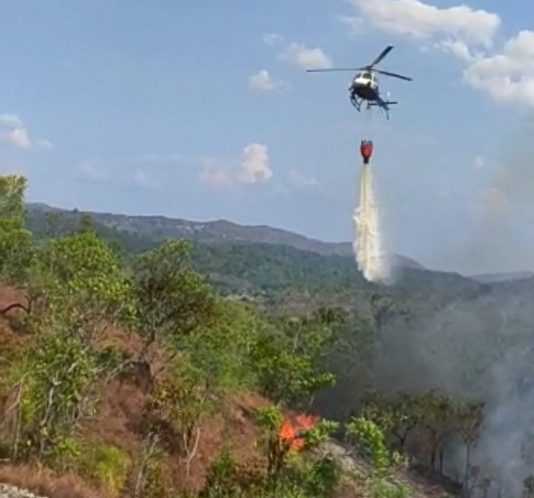 Helicóptero da SSP dando apoio ao combate a incêndio na Serra das Andorinhas.