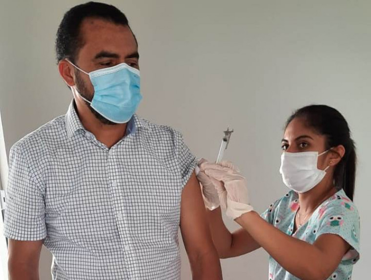 Vice-governador sendo vacinado