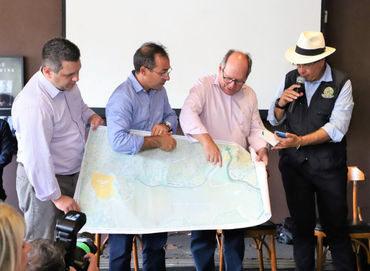 Dimas mostrando um dos projetos para o ministro do Turismo.