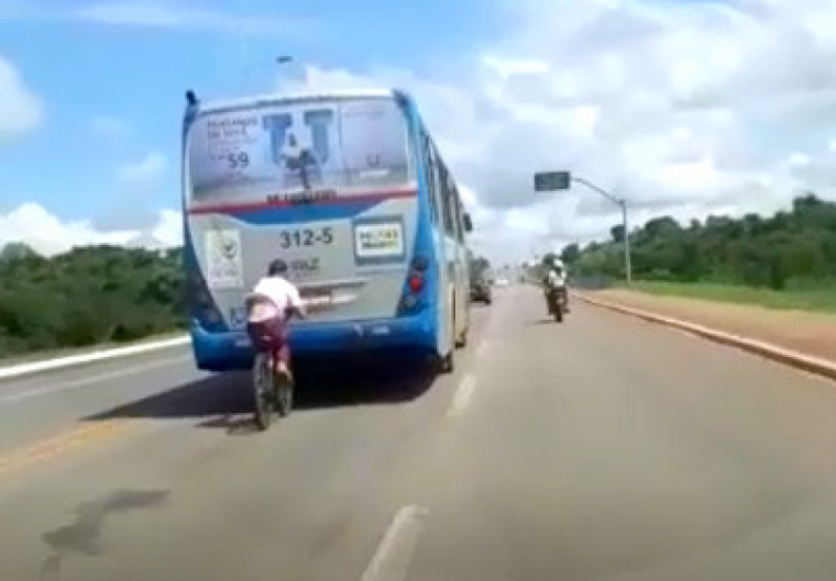 De acordo com um dos autores do vídeo, o ônibus seguia a uma velocidade de 70 km/h
