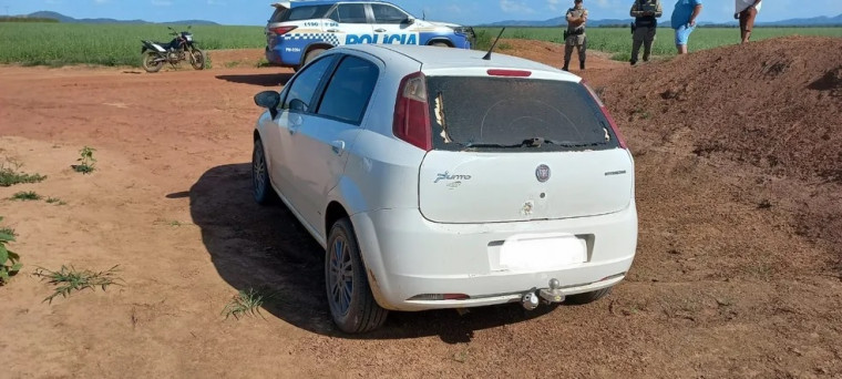 Veículo utilizado na fuga dos suspeitos de terem matado dois ciganos em Silvanópolis.