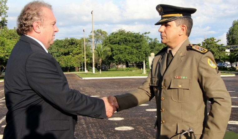 Carlesse (esq.) e o comandante da PM, coronel Jaizon Veras