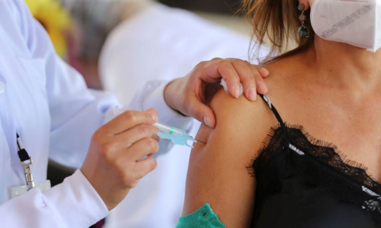 Paciente sendo vacinada