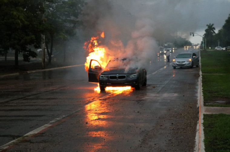 A BMW pegou fogo em pleno centro da capital